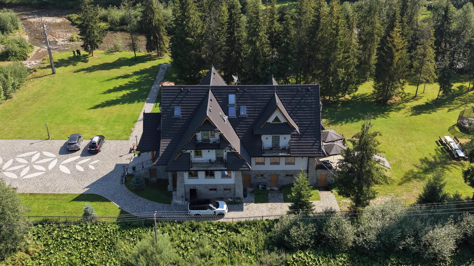Rezydencja Kojsówka w Witowie: ogród nad rzeką, pokoje i śniadania